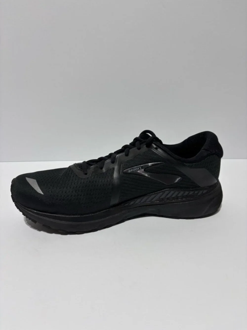 Brooks Men’s Adrenaline GTS 20 Black Running Shoes, Size 12 Wide